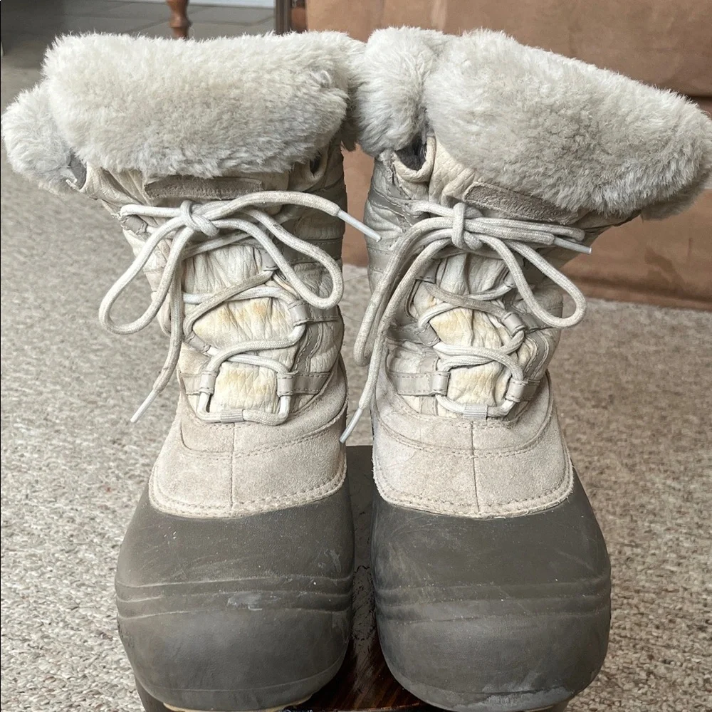 Columbia Women's Tan and Gray Winter Boots Sz 9